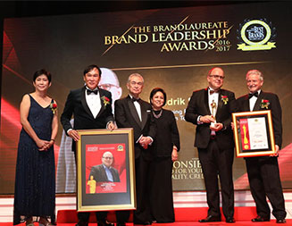 Caption: Erik Stoel receiving the Brand Transformational Leadership Award from Yang Amat Berbahagia Tun Dato’ Sri Haji Abdullah Ahmad Badawi 